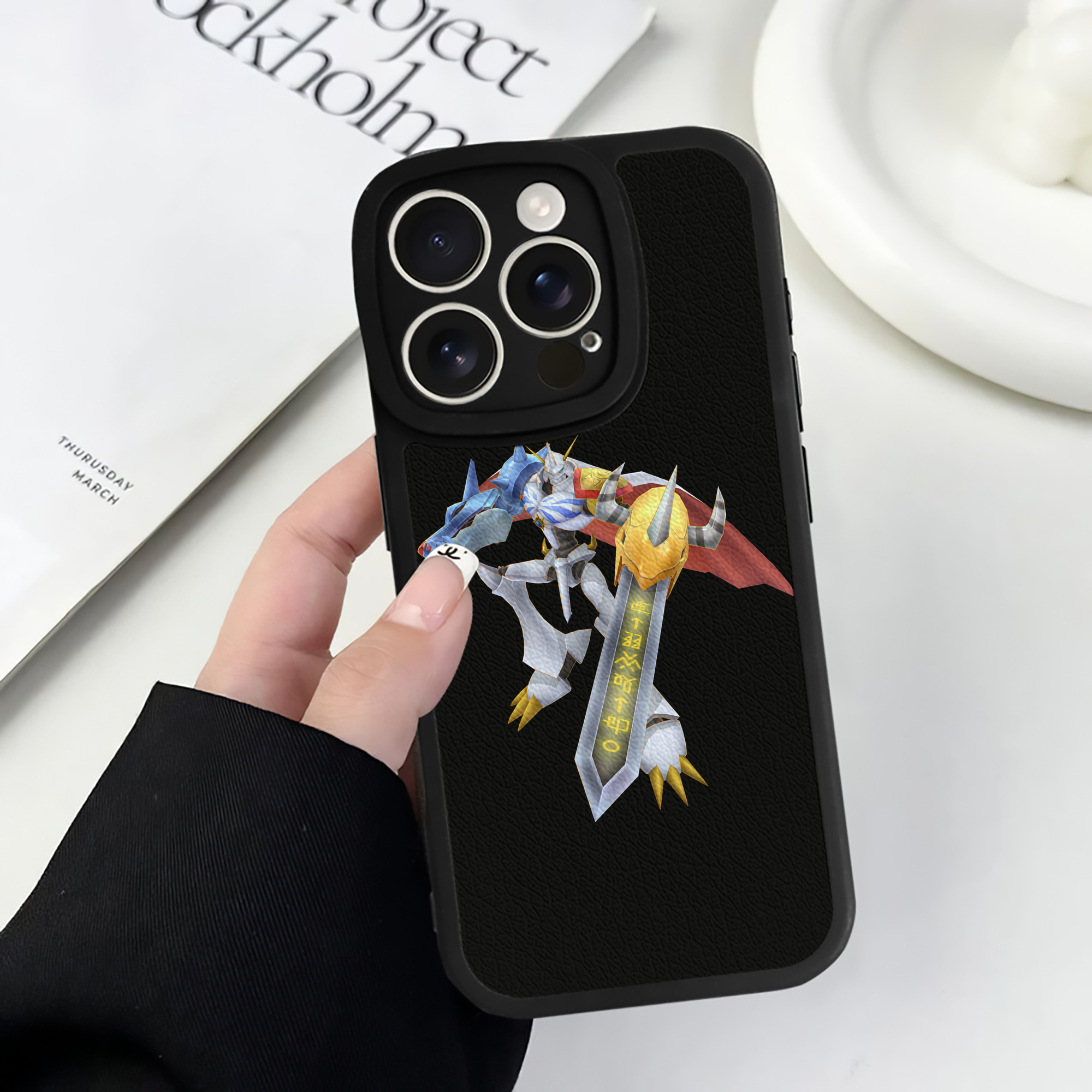 （画像用） Digimon デジタルモンスター/デジモン 【iPhone 16シリーズ対応】シリコンスマホケース（レザー調） 材質：シリコン